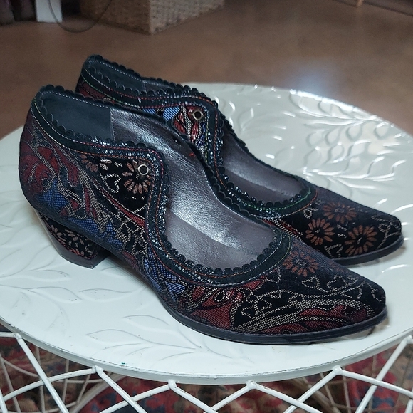 L'ARTISTE by Spring Step Samantha Floral Leather Velvet Pump - Picture 1 of 8